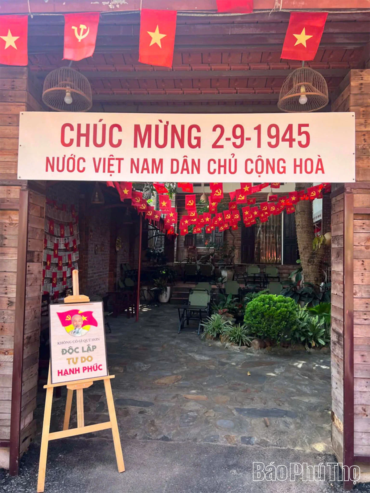 Đất Tổ rực sắc đỏ mừng Quốc khánh