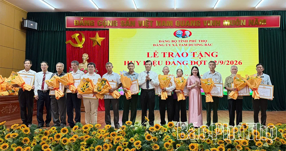 Đảng bộ xã Tam Dương Bắc: 97 đảng viên được trao tặng Huy hiệu Đảng đợt 2/9