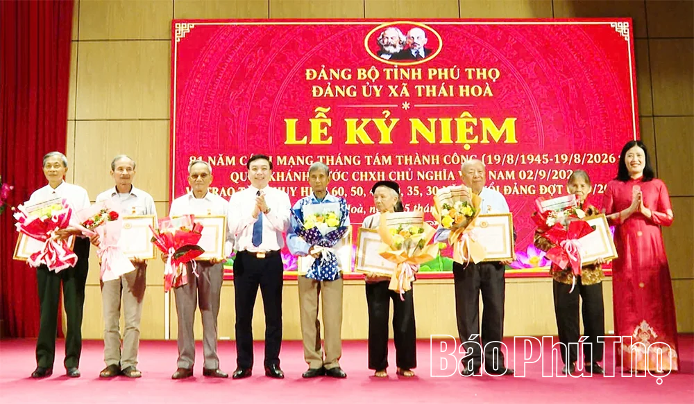 Xã Thái Hòa kỷ niệm 81 năm Cách mạng Tháng Tám và trao Huy hiệu Đảng đợt 2/9