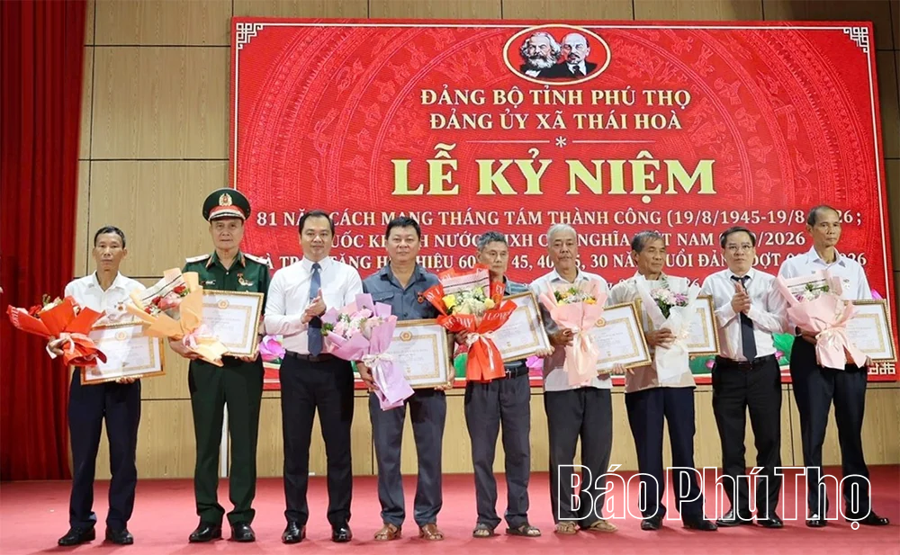 Xã Thái Hòa kỷ niệm 81 năm Cách mạng Tháng Tám và trao Huy hiệu Đảng đợt 2/9