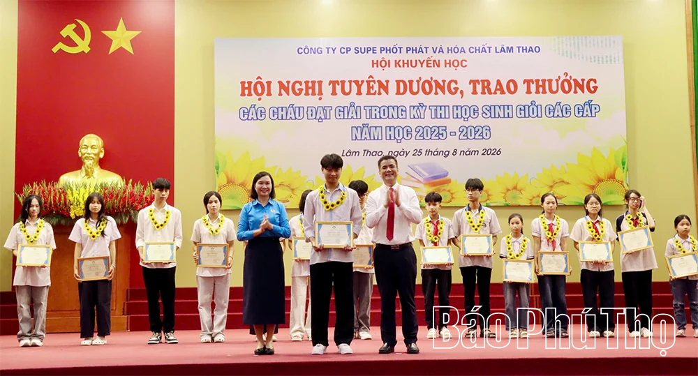 Trao thưởng hơn 90 triệu đồng cho 247 học sinh giỏi các cấp