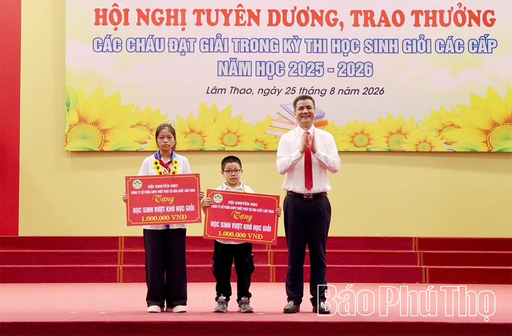 Trao thưởng hơn 90 triệu đồng cho 247 học sinh giỏi các cấp