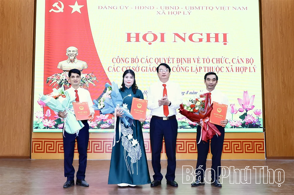 Xã Hợp Lý công bố các quyết định về tổ chức, cán bộ các cơ sở giáo dục công lập&nbsp;