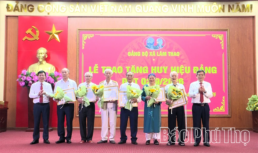 Trao Huy hiệu Đảng tặng đảng viên dịp Quốc khánh 2/9