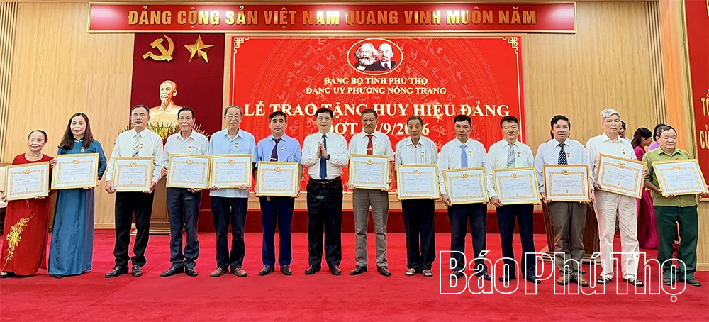 Trao Huy hiệu Đảng tặng đảng viên dịp Quốc khánh 2/9