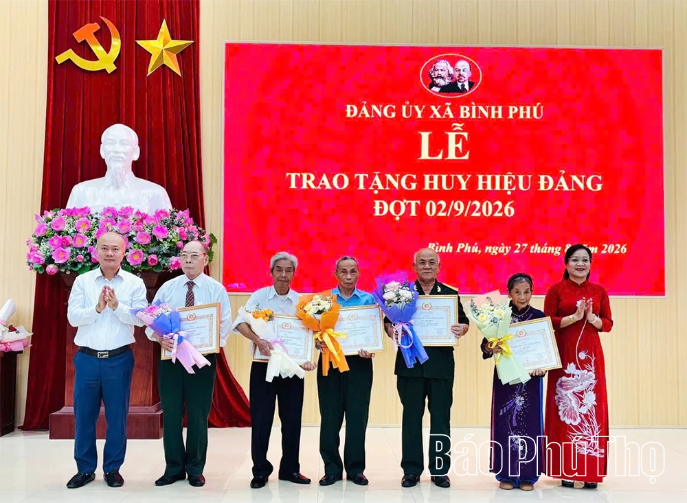 93 đảng viên xã Bình Phú được trao tặng Huy hiệu Đảng