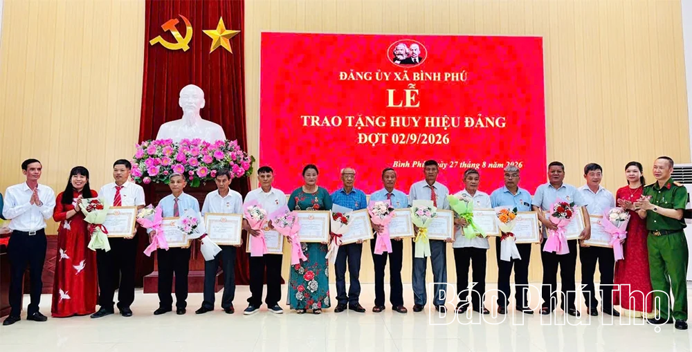 93 đảng viên xã Bình Phú được trao tặng Huy hiệu Đảng