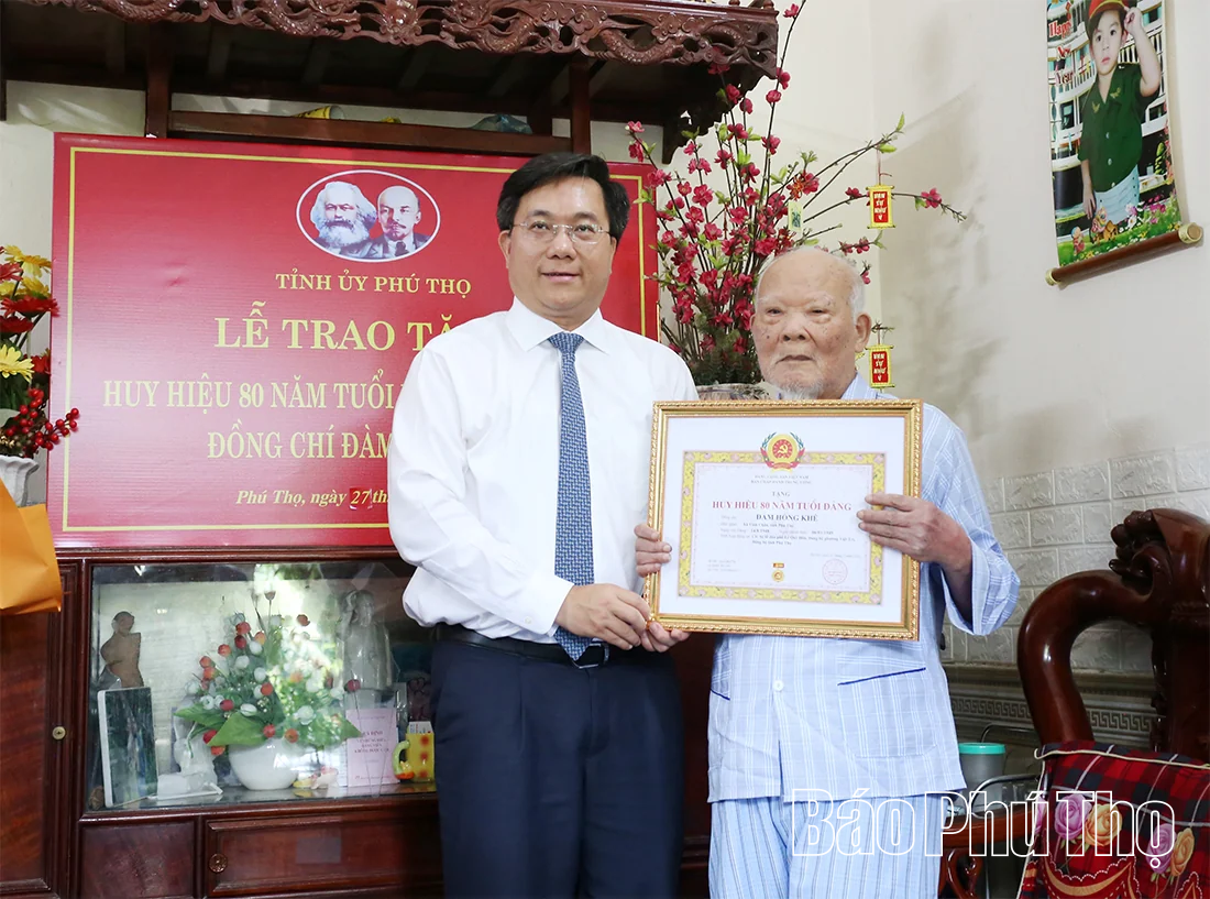 Chủ tịch UBND tỉnh Trần Duy Đông trao Huy hiệu 80 năm tuổi Đảng tặng hai đảng viên lão thành phường Việt Trì