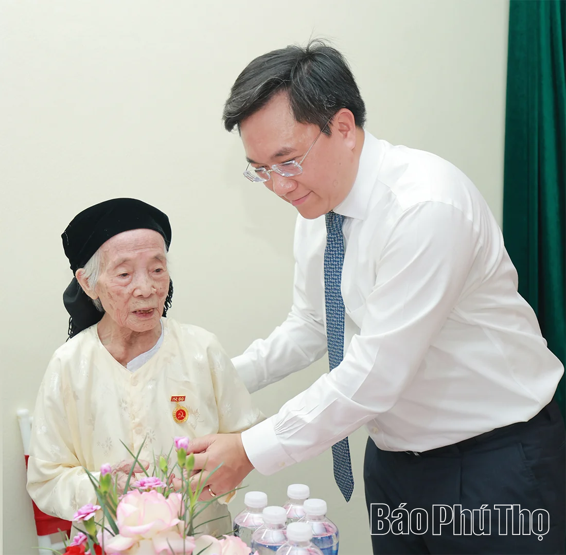 Chủ tịch UBND tỉnh Trần Duy Đông trao Huy hiệu 80 năm tuổi Đảng tặng hai đảng viên lão thành phường Việt Trì