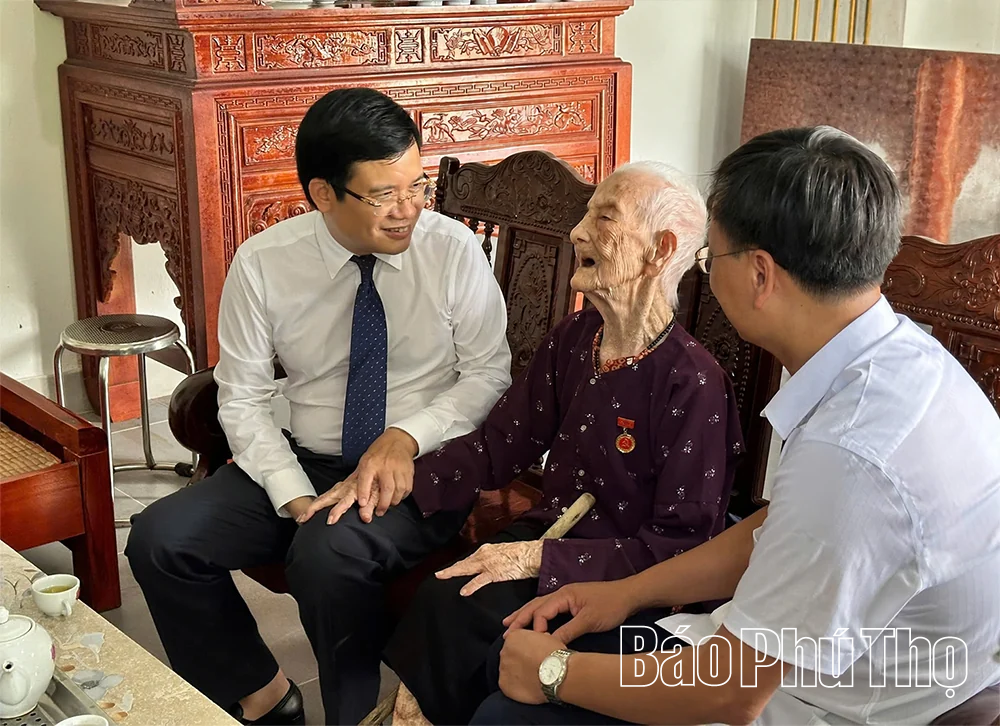 Trao tặng Huy hiệu Đảng cho các đảng viên cao tuổi xã Vĩnh Chân