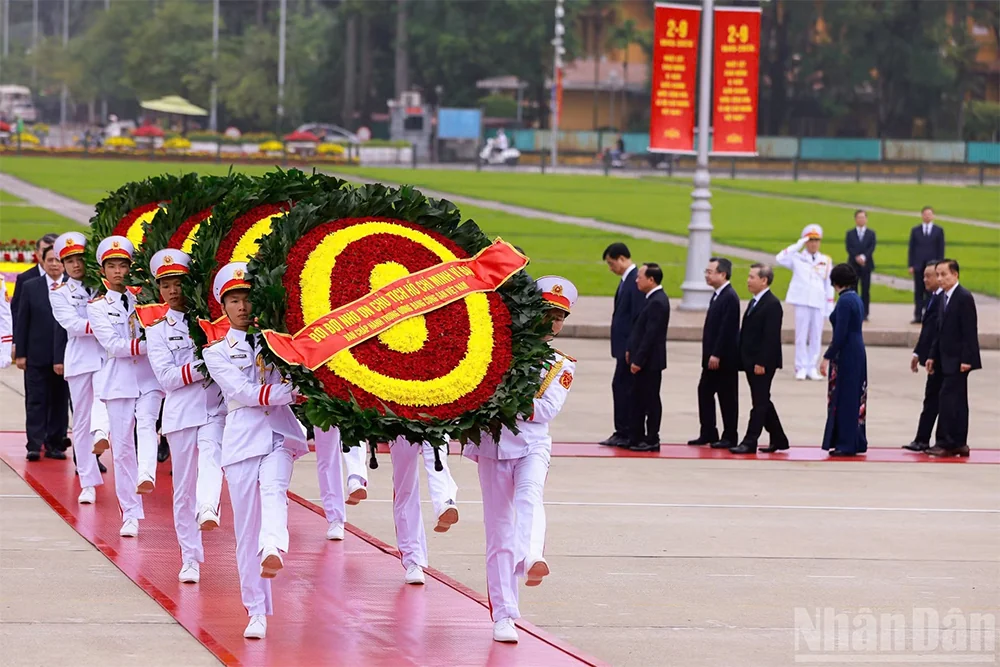 Các đồng chí lãnh đạo Đảng, Nhà nước vào Lăng viếng Chủ tịch Hồ Chí Minh nhân dịp 81 năm Quốc khánh