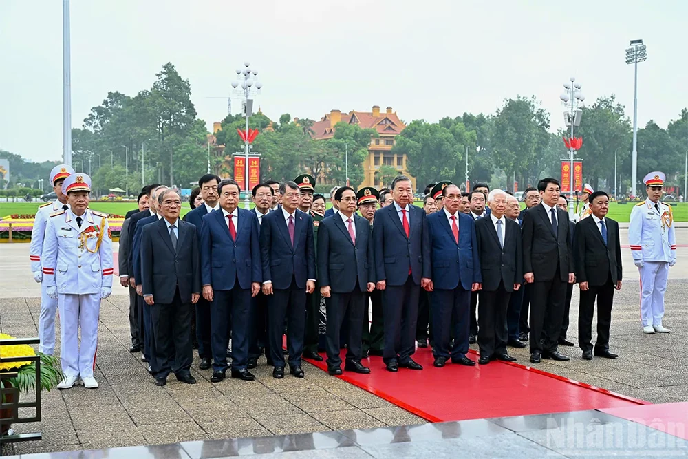Các đồng chí lãnh đạo Đảng, Nhà nước vào Lăng viếng Chủ tịch Hồ Chí Minh nhân dịp 81 năm Quốc khánh