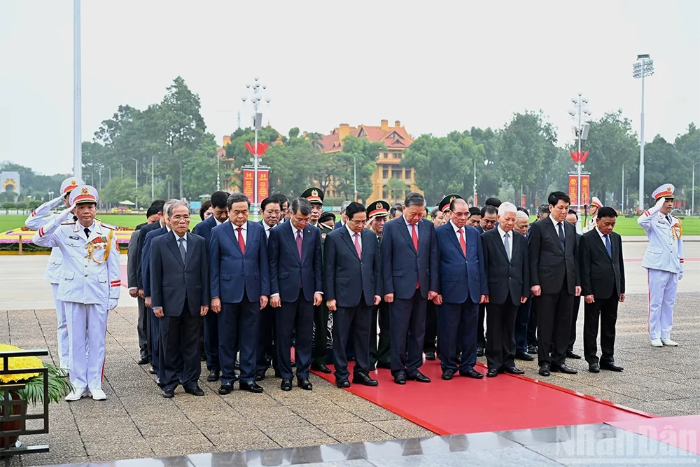 Các đồng chí lãnh đạo Đảng, Nhà nước vào Lăng viếng Chủ tịch Hồ Chí Minh nhân dịp 81 năm Quốc khánh