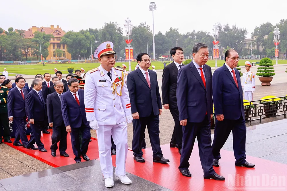 Các đồng chí lãnh đạo Đảng, Nhà nước vào Lăng viếng Chủ tịch Hồ Chí Minh nhân dịp 81 năm Quốc khánh