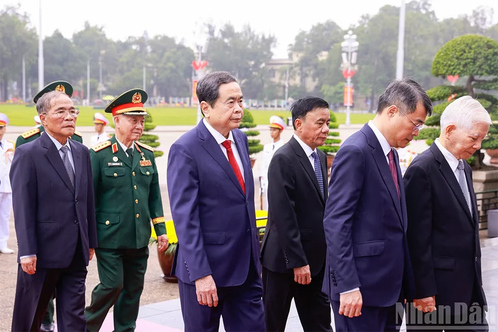 Các đồng chí lãnh đạo Đảng, Nhà nước vào Lăng viếng Chủ tịch Hồ Chí Minh nhân dịp 81 năm Quốc khánh