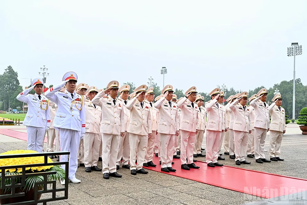 Các đồng chí lãnh đạo Đảng, Nhà nước vào Lăng viếng Chủ tịch Hồ Chí Minh nhân dịp 81 năm Quốc khánh