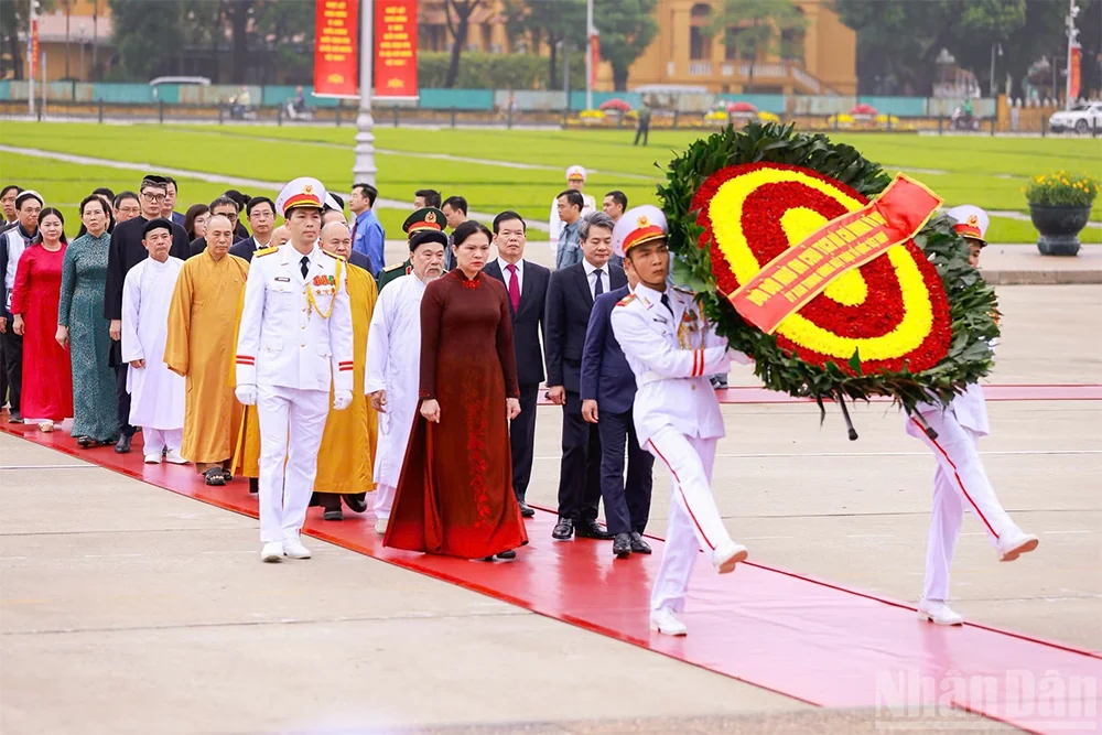 Các đồng chí lãnh đạo Đảng, Nhà nước vào Lăng viếng Chủ tịch Hồ Chí Minh nhân dịp 81 năm Quốc khánh