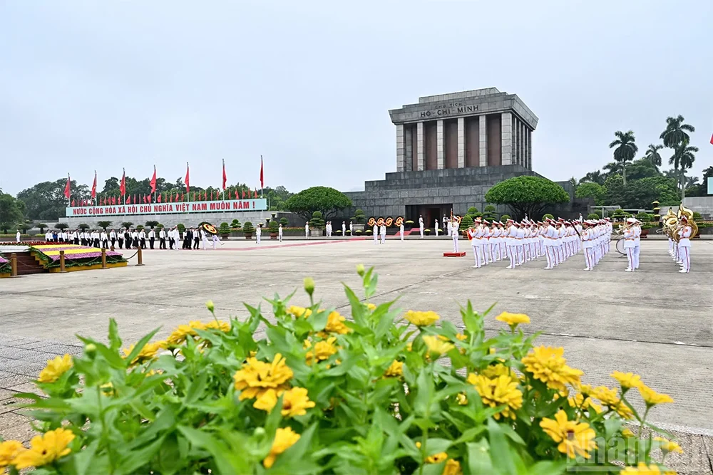 Các đồng chí lãnh đạo Đảng, Nhà nước vào Lăng viếng Chủ tịch Hồ Chí Minh nhân dịp 81 năm Quốc khánh