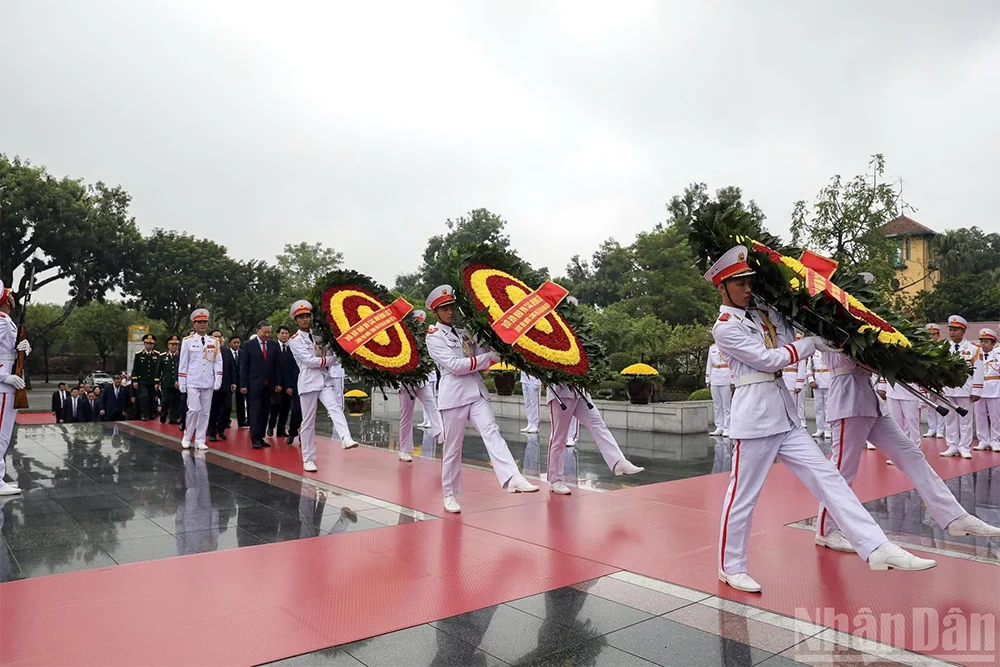 Các đồng chí lãnh đạo Đảng, Nhà nước vào Lăng viếng Chủ tịch Hồ Chí Minh nhân dịp 81 năm Quốc khánh
