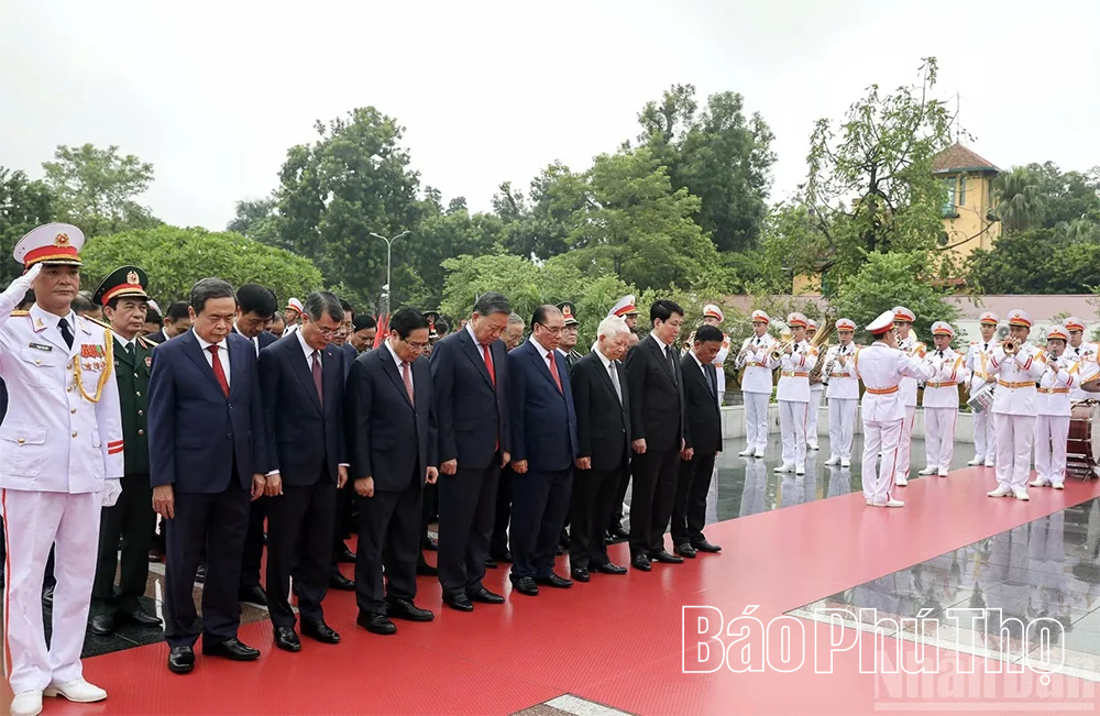 Các đồng chí lãnh đạo Đảng, Nhà nước vào Lăng viếng Chủ tịch Hồ Chí Minh nhân dịp 81 năm Quốc khánh