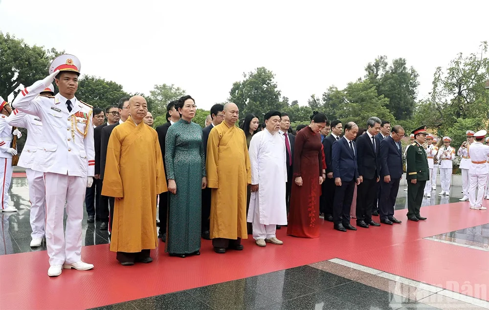 Các đồng chí lãnh đạo Đảng, Nhà nước vào Lăng viếng Chủ tịch Hồ Chí Minh nhân dịp 81 năm Quốc khánh