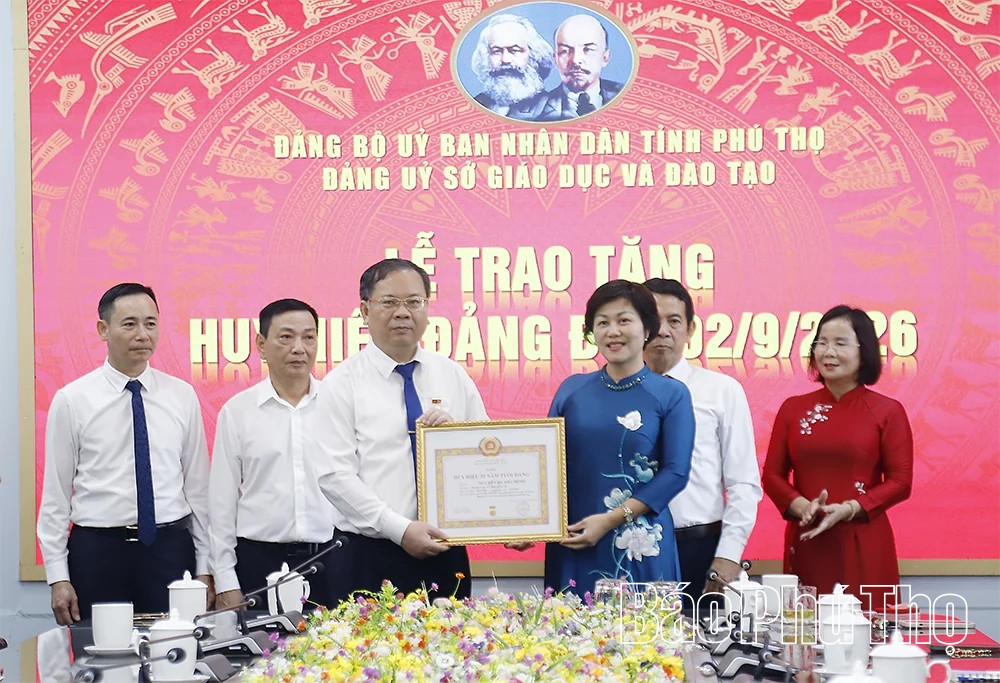 Trao Huy hiệu Đảng tặng các đảng viên thuộc Đảng bộ Sở Giáo dục và Đào tạo Phú Thọ