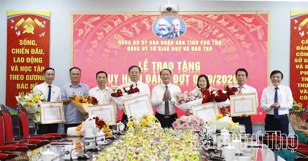 Trao Huy hiệu Đảng tặng các đảng viên thuộc Đảng bộ Sở Giáo dục và Đào tạo Phú Thọ