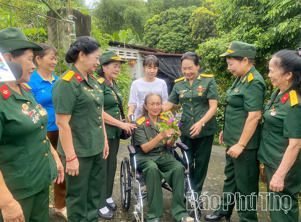 Ban Liên lạc nữ chiến sĩ Trường Sơn thăm hỏi, động viên hội viên có hoàn cảnh khó khăn