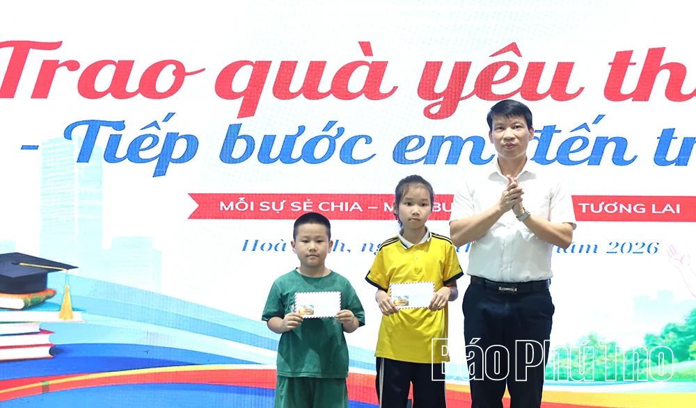 Phường Hòa Bình trao 139 triệu đồng hỗ trợ học sinh có hoàn cảnh khó khăn