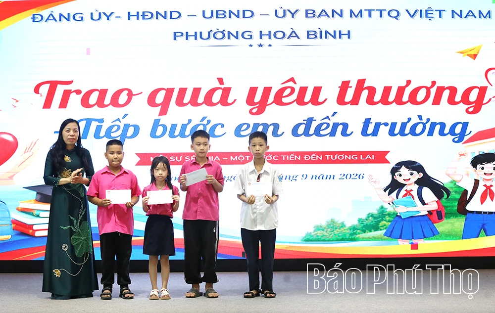 Phường Hòa Bình trao 139 triệu đồng hỗ trợ học sinh có hoàn cảnh khó khăn
