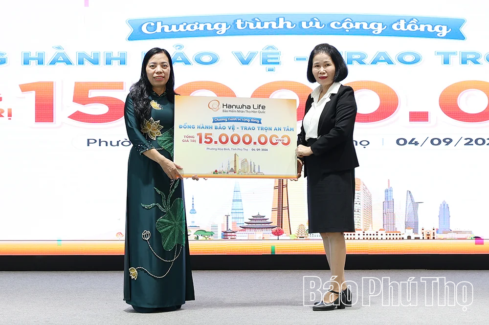 Phường Hòa Bình trao 139 triệu đồng hỗ trợ học sinh có hoàn cảnh khó khăn