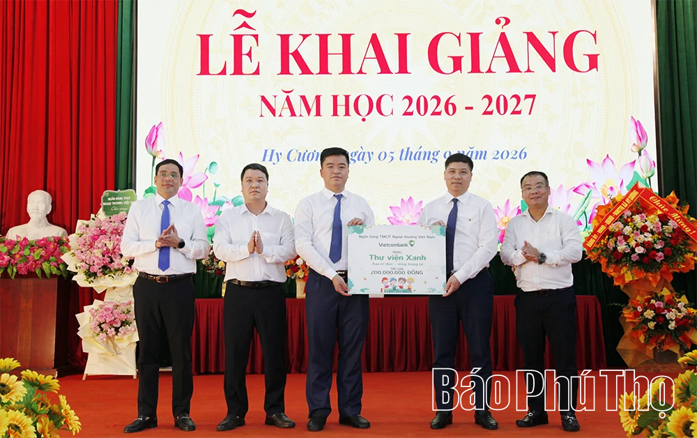 Vietcombank trao tặng Thư viện Xanh và 160 suất học bổng “Cùng em tiến bước”&nbsp;
