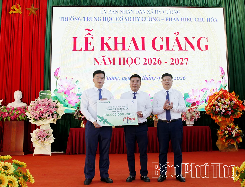 Vietcombank trao tặng Thư viện Xanh và 160 suất học bổng “Cùng em tiến bước”&nbsp;