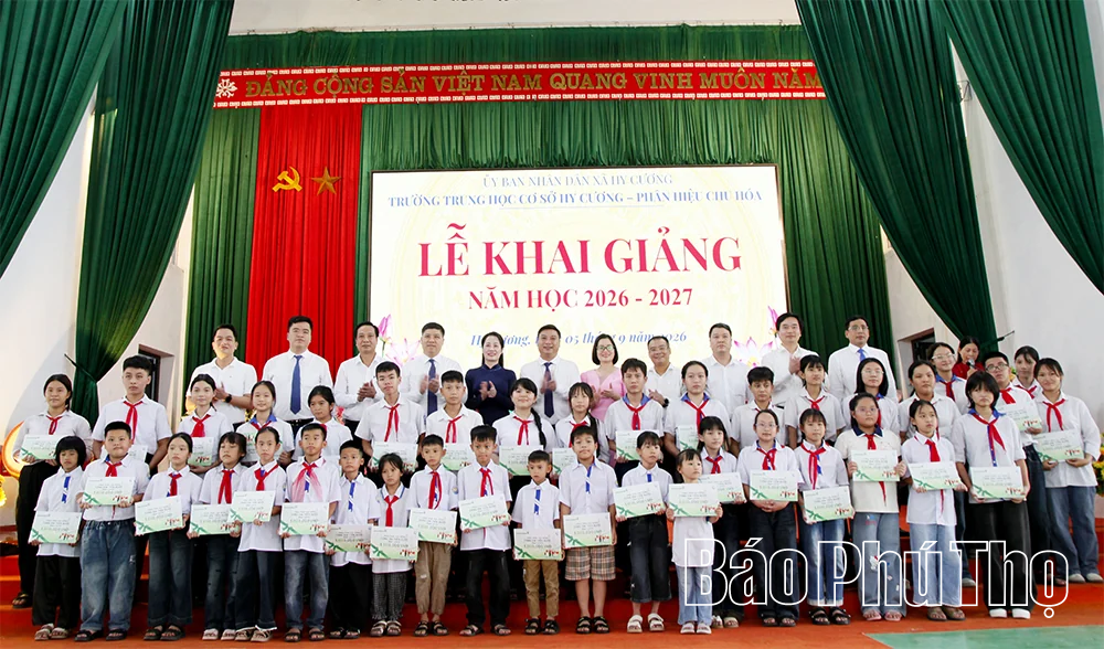 Vietcombank trao tặng Thư viện Xanh và 160 suất học bổng “Cùng em tiến bước”&nbsp;