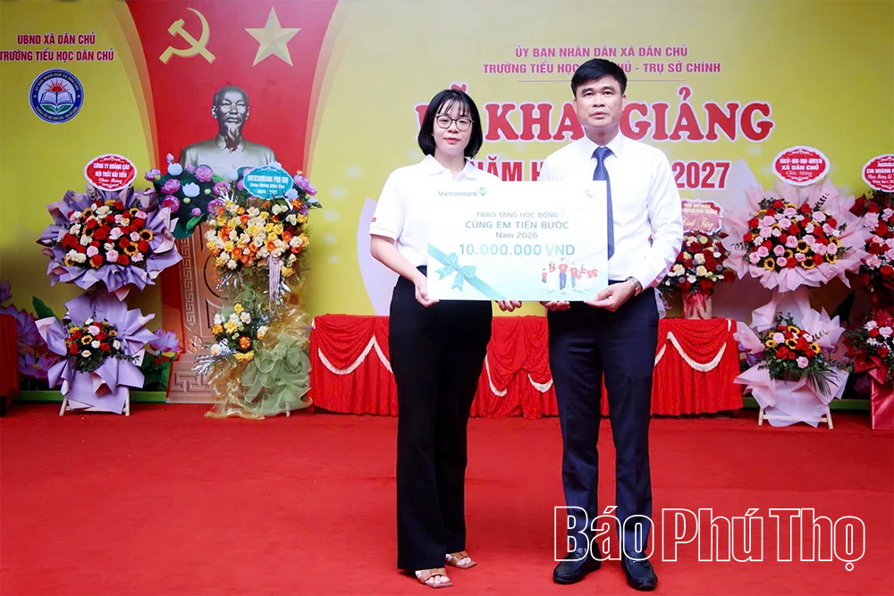 Vietcombank trao tặng Thư viện Xanh và 160 suất học bổng “Cùng em tiến bước”&nbsp;