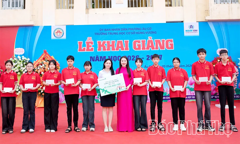 Vietcombank trao tặng Thư viện Xanh và 160 suất học bổng “Cùng em tiến bước”&nbsp;