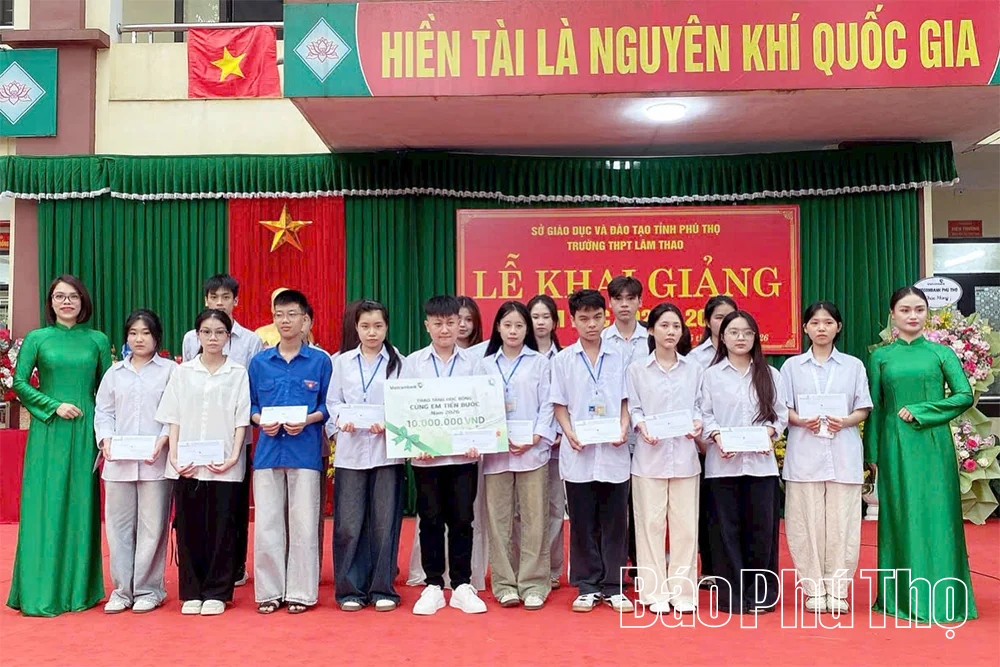Vietcombank trao tặng Thư viện Xanh và 160 suất học bổng “Cùng em tiến bước”&nbsp;