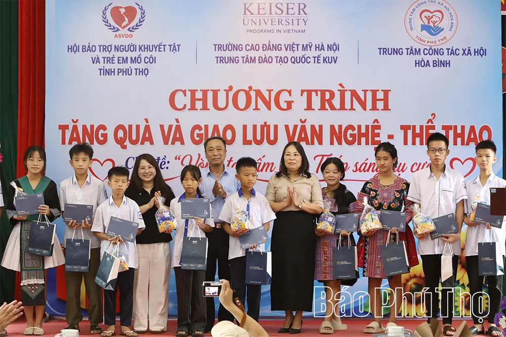 Chương trình “Vòng tay ấm áp - Thắp sáng nụ cười” trao 21 suất quà tặng học sinh mồ côi