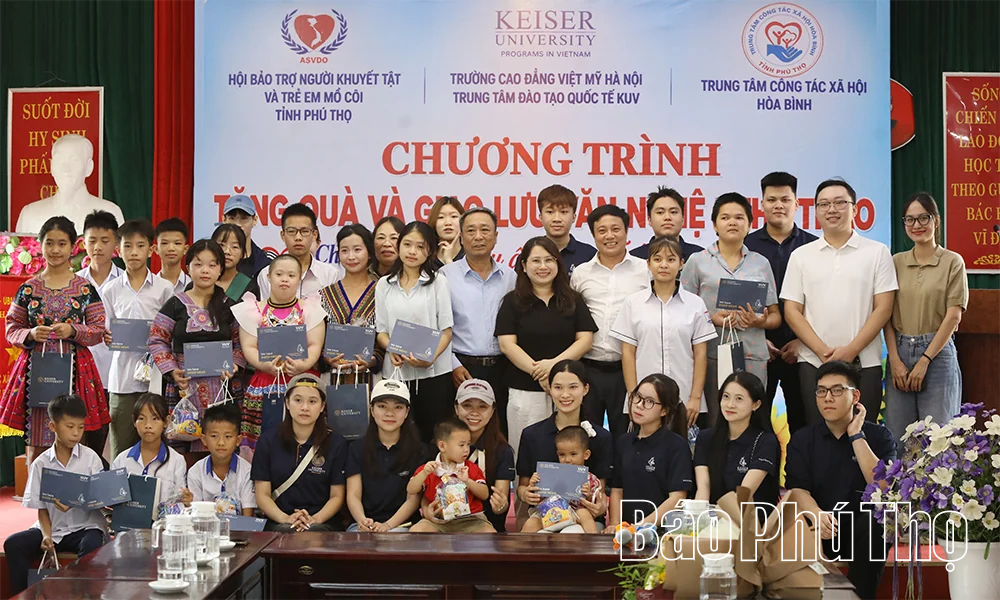 Chương trình “Vòng tay ấm áp - Thắp sáng nụ cười” trao 21 suất quà tặng học sinh mồ côi
