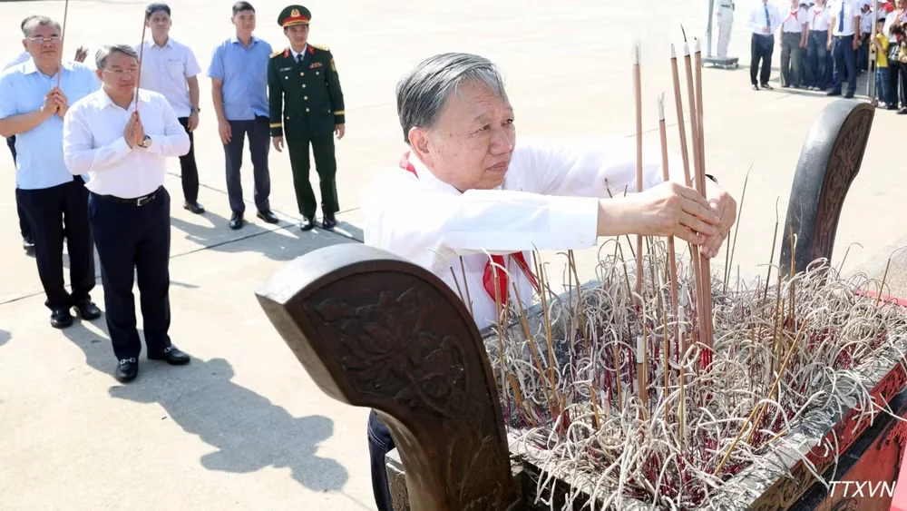 Tổng Bí thư, Chủ tịch nước Tô Lâm dâng hương tưởng nhớ Chủ tịch Hồ Chí Minh tại Hà Nội
