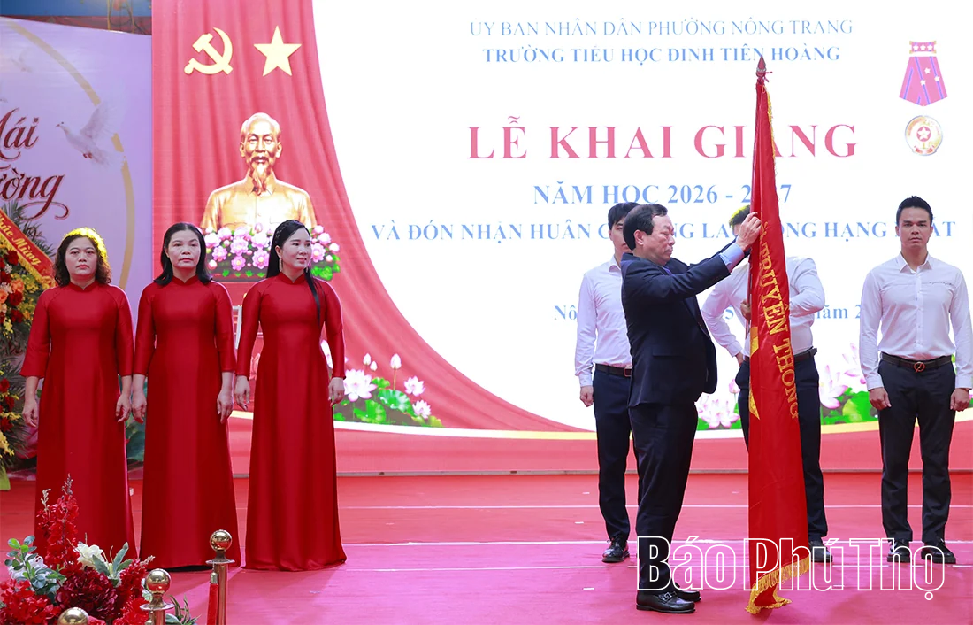 Phó Bí thư Thường trực Tỉnh ủy Bùi Văn Quang dự khai giảng tại Trường Tiểu học Đinh Tiên Hoàng