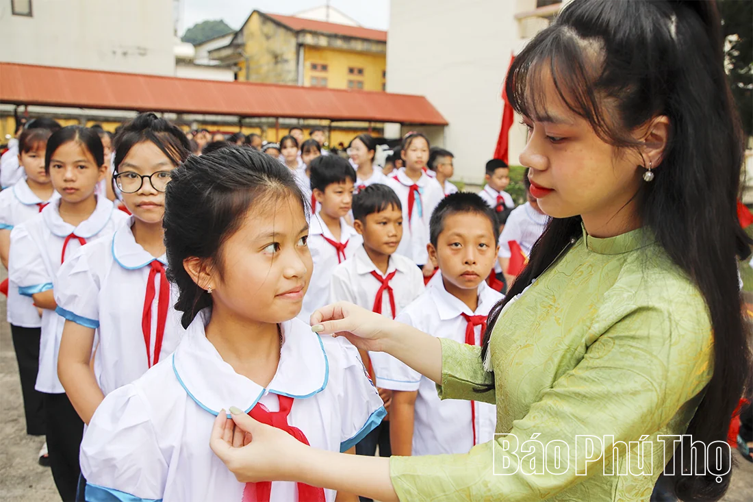 Chủ tịch HĐND tỉnh Bùi Đức Hinh dự khai giảng tại Trường THCS Cao Phong