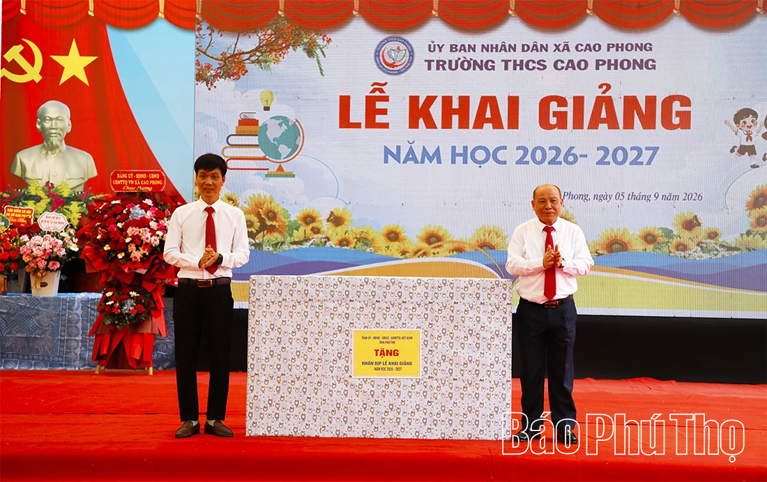 Chủ tịch HĐND tỉnh Bùi Đức Hinh dự khai giảng tại Trường THCS Cao Phong
