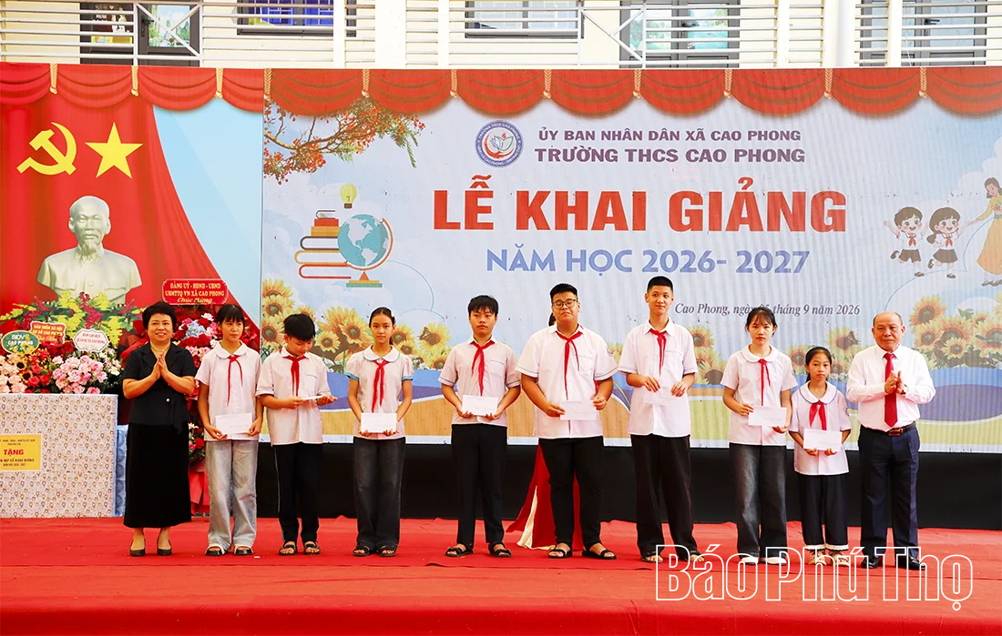 Chủ tịch HĐND tỉnh Bùi Đức Hinh dự khai giảng tại Trường THCS Cao Phong