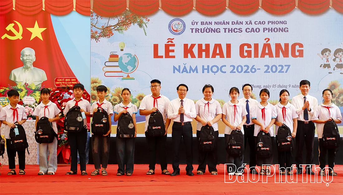 Chủ tịch HĐND tỉnh Bùi Đức Hinh dự khai giảng tại Trường THCS Cao Phong