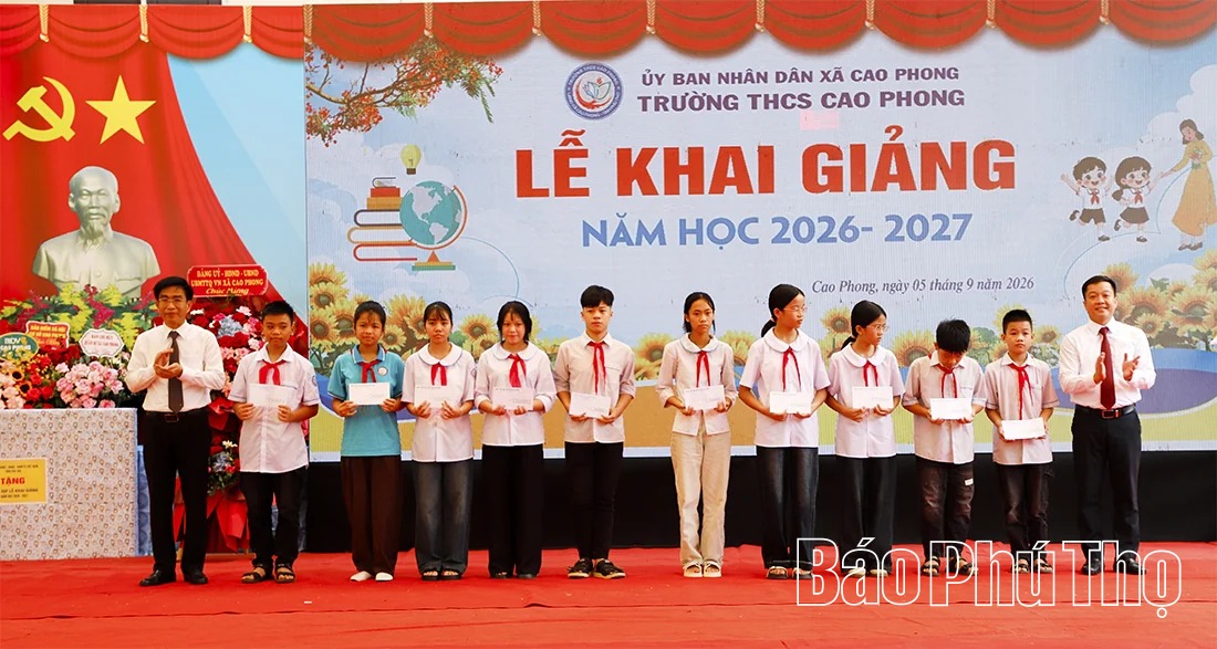 Chủ tịch HĐND tỉnh Bùi Đức Hinh dự khai giảng tại Trường THCS Cao Phong