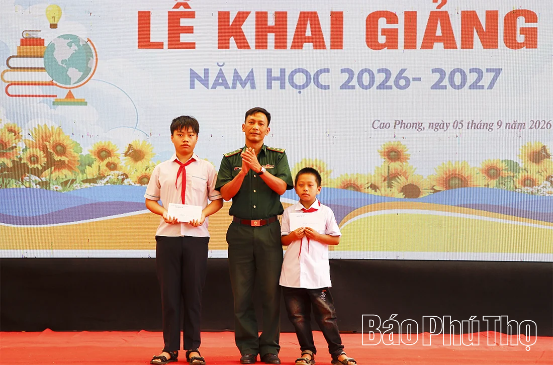 Chủ tịch HĐND tỉnh Bùi Đức Hinh dự khai giảng tại Trường THCS Cao Phong