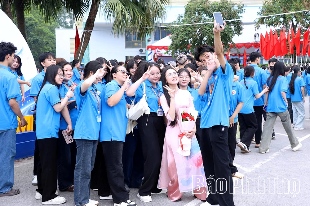 Rộn rã ngày khai trường trên quê hương đất Tổ