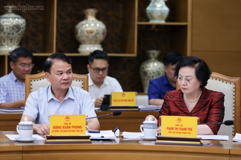 Thủ tướng: Kiểm soát chặt chẽ giá thành từ gốc với thuốc, thiết bị y tế; cương quyết loại bỏ mọi chi phí trung gian