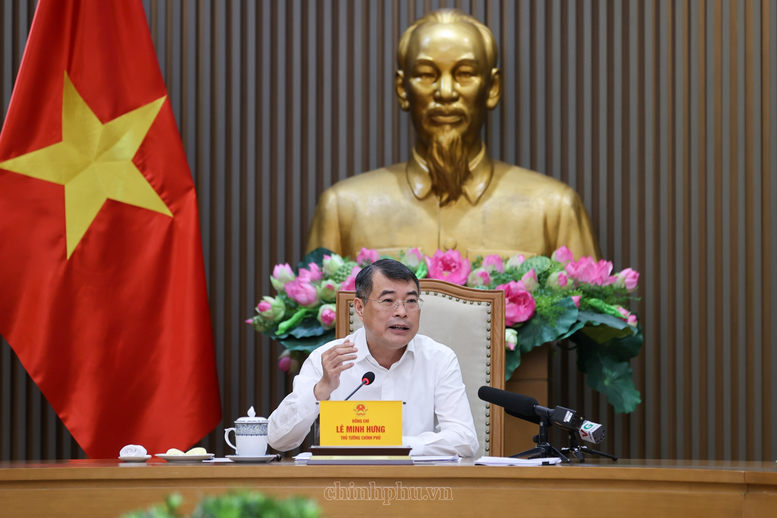 Thủ tướng: Kiểm soát chặt chẽ giá thành từ gốc với thuốc, thiết bị y tế; cương quyết loại bỏ mọi chi phí trung gian
